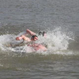 (VIDEO) Stranac "krštava" ljude na Adi u šorcu i papučama, sveštenik upozorava: Vodite računa s čime se igrate 15