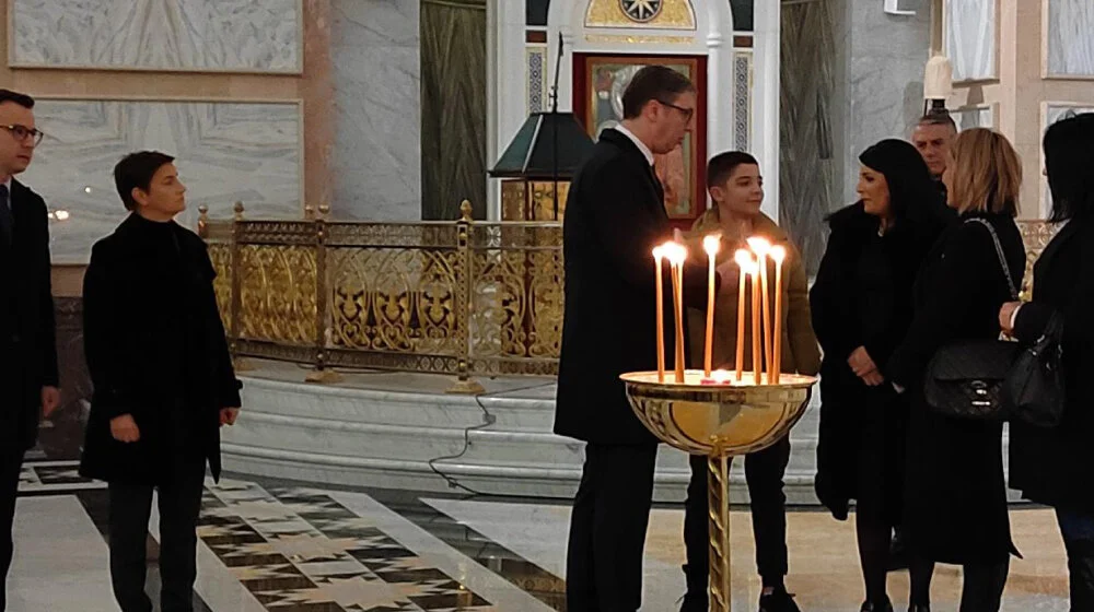 Tradicionalna rekapitulacija božićnih praznika: Kad predsednik celiva upaljenu sveću 3