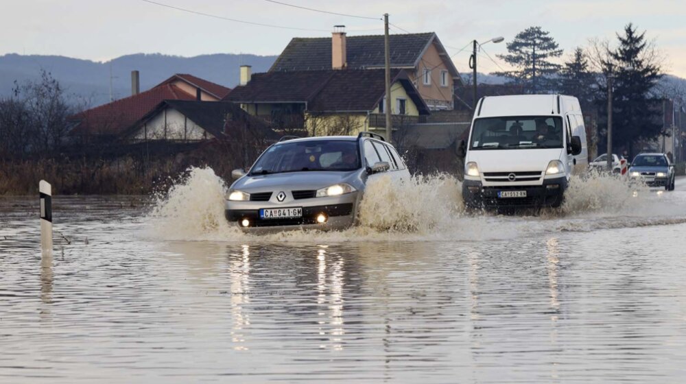 Nekoliko manjih reka poplavilo njive, dvorišta i podrume kuća u čačanskim selima 1