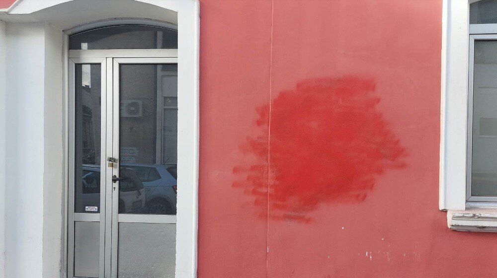 Prefarban kukasti krst na fasadi kuće u centru Zaječara 1