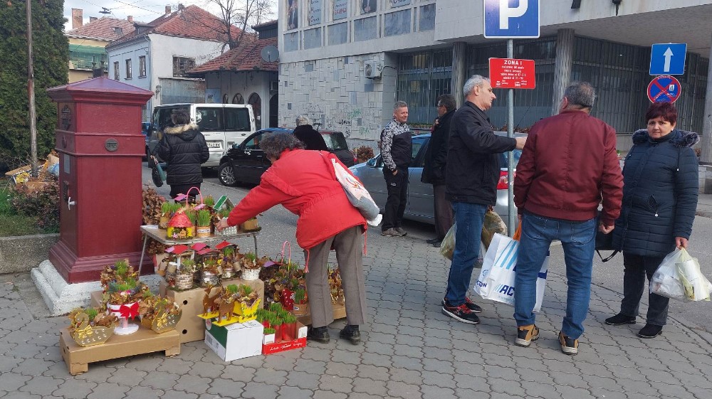 “Bolje badnjak da kupim na pijaci za 100 dinara, nego da me inspekcija juri kao da sam isekao kubik drva”: Badnji dan na zaječarskoj pijaci 3