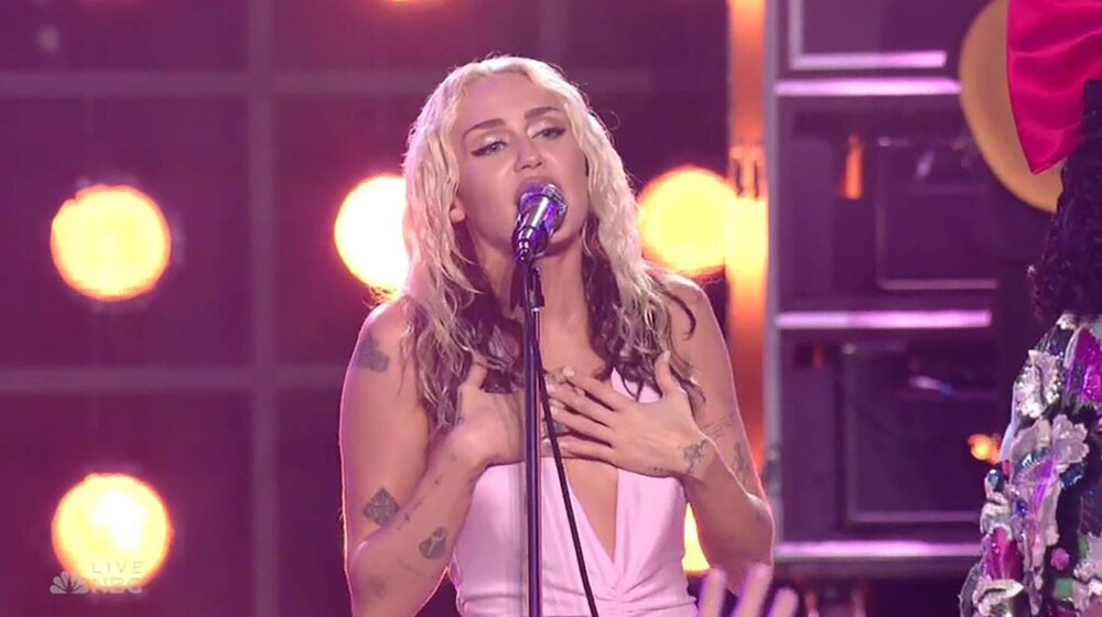 Majli Sajrus i Dejvid Birn izveli veliki hit Dejvida Bouvija za doček Nove godine (VIDEO) 1