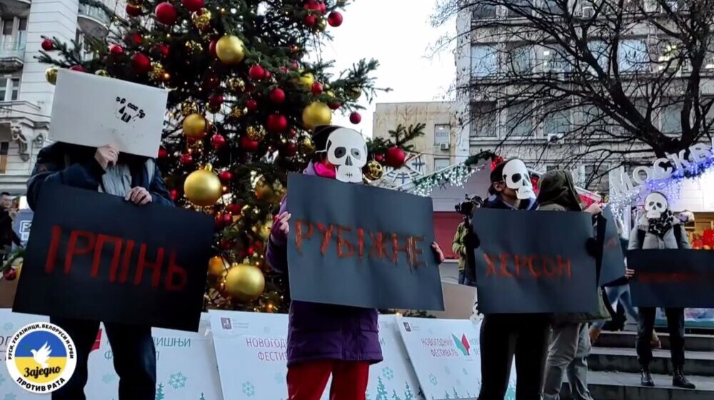 Aktivisti ispred "ruske jelke" u Beogradu razvili crne banere sa ispisanim imenima razorenih gradova u Ukrajini (VIDEO, FOTO) 1
