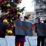 Aktivisti ispred "ruske jelke" u Beogradu razvili crne banere sa ispisanim imenima razorenih gradova u Ukrajini (VIDEO, FOTO) 2