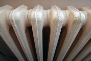 Direktor JKP "Beogradske elektrane" ;Vanja Vukić pozvao je Beograđane da njihovom servisnom centru prijave pojedinačne probleme u daljinskom grejanju, koji su potencijalno mogli da nastanu jer je sistem toplana zbog meteoroloških uslova počeo sa radom pre nego što su završene takozvane funkcionalne probe.