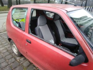 Razbijen automobil opozicionom odborniku Nenadu Anđiću u Priboju posle kritikovanja vlasti 2 Razbijen automobil opozicionom odborniku Nenadu Anđiću u Priboju posle kritikovanja vlasti 2