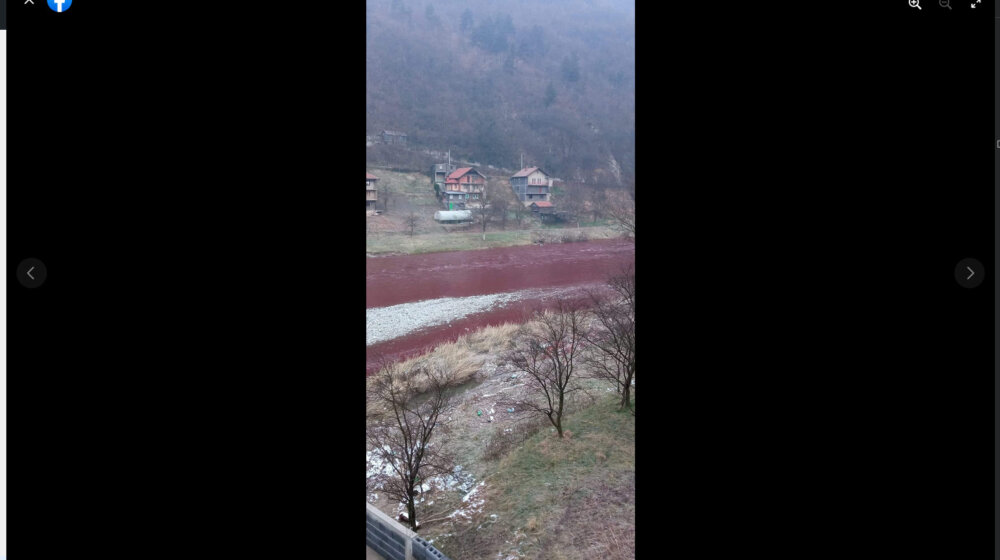 U reku Bosnu u Zenici izlila se crvena tečnost, uzrok se istražuje 1