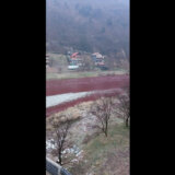 U reku Bosnu u Zenici izlila se crvena tečnost, uzrok se istražuje 14
