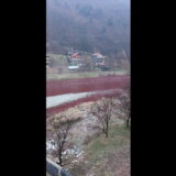 U reku Bosnu u Zenici izlila se crvena tečnost, uzrok se istražuje 7