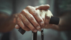 Nemačka planira da podigne granicu odlaska u penziju sa 67 na 73 godine, dok vlada Slovenije uvodi olakšavajuće mere starijim radnicima. Starosna granica za penzije u Srbiji još uvek miruje, ali male penzije primoravaju penzionere da rade i nakon penzionisanja.