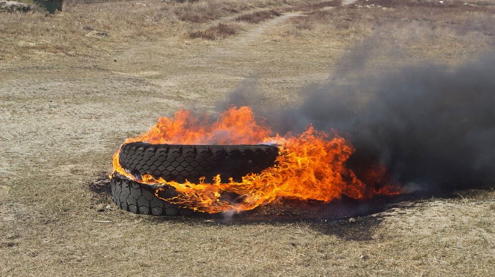 Ne palite gume na Badnje veče: Oslobađaju se toksična jedinjenja sa kancerogenim, teratogenim i mutagenim dejstvom 1