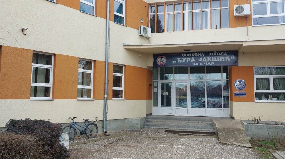 Skratili časove da se učenici ne bi posmrzavali: Problemi sa grejanjem u školi u Zaječaru 1