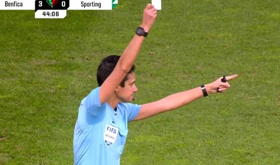 Sudija pokazao beli karton i zbunio portugalske navijače: Krenula primena novog FIFA pravila (VIDEO) 1