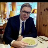 Medijski odjek fotografija iz Davosa: Vučić prvo sedi sam, posle se okrepljuje supom 11