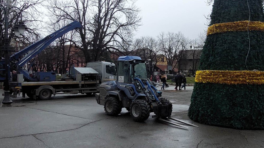 Počelo uklanjanje novogodišnje rasvete u Zaječaru 1