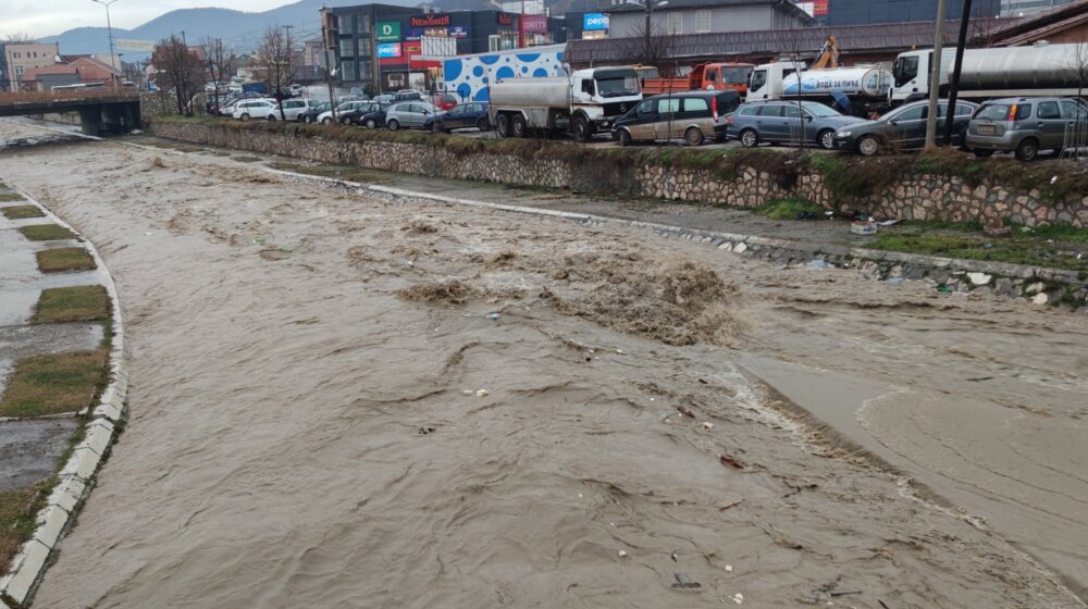 Kiša pada 12 sati, Raška se izlila na ulivu u Novi Pazar 1