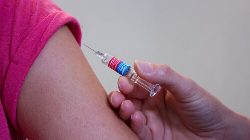 HPV vakcinu bi trebalo da prime i dečaci 15