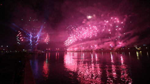 Fireworks from Belgrade Tower as part of New Year's Eve in Belgrade on the water.Vatromet sa Kule Beograd u sklopu doceka Nove godine u Beogradu na vodi. Teorija vatrometnog relativiteta 9