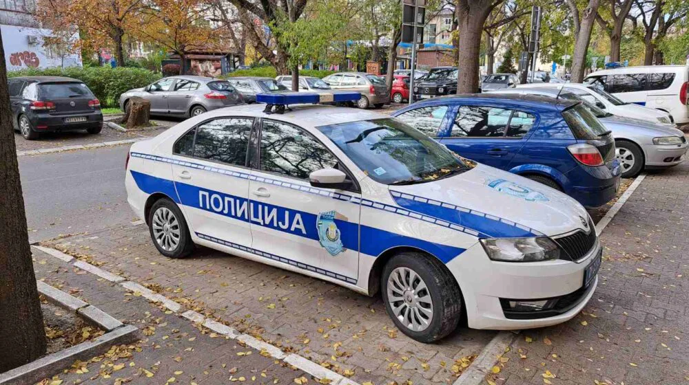 Automobil se u Novom Sadu zabio u parkirani kamion i eksplodirao, jedna osoba izgubila život (VIDEO) 1