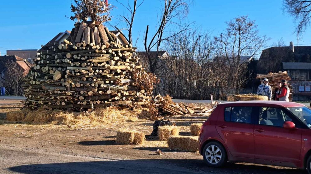 Ničega u paljenju guma i trovanju vlastitog grada verskog nema: Stranka Zajedno povodom badnje lomače na novosadskoj Klisi 1