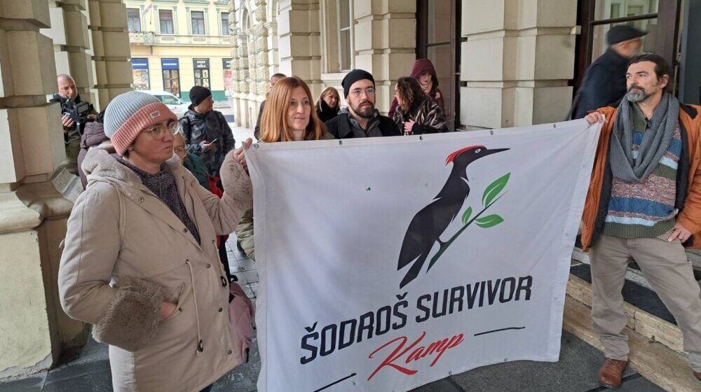 "Ua lopove!": Igor Mirović ušao u verbalni klinč sa ekološkim aktivistima ispred Gradske kuće u Novom Sadu (VIDEO) 1