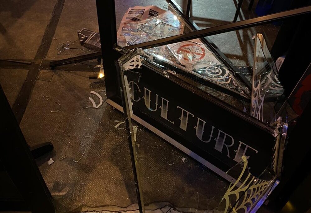 (Video) Uhvaćeni napadači na novosadski lokal Crni ovan: Samo srećom niko nije teže povređen 2 (Video) Uhvaćeni napadači na novosadski lokal Crni ovan: Samo srećom niko nije teže povređen 2