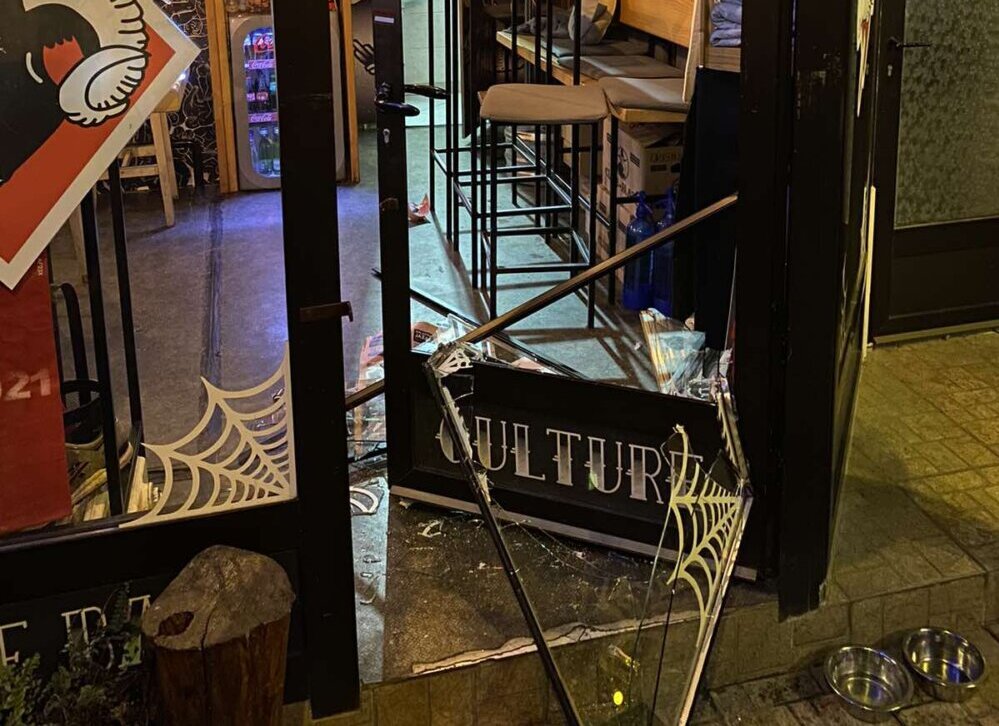 (Video) Uhvaćeni napadači na novosadski lokal Crni ovan: Samo srećom niko nije teže povređen 3 (Video) Uhvaćeni napadači na novosadski lokal Crni ovan: Samo srećom niko nije teže povređen 3