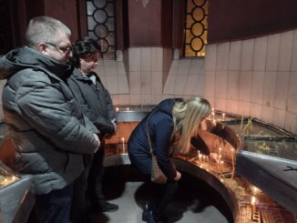 Da se heroj ne zaboravi, a ubice konačno pronađu: U kragujevačkoj Sabornoj crkvi upaljene sveċe za Olivera Ivanoviċa 2