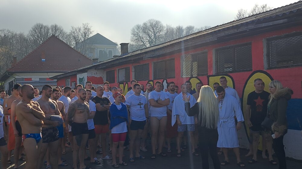 Devojka prva doplivala do krsta: Proslava praznika Bogojavljenja u Sremskoj Kamenici (VIDEO) 1