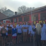 Devojka prva doplivala do krsta: Proslava praznika Bogojavljenja u Sremskoj Kamenici (VIDEO) 7