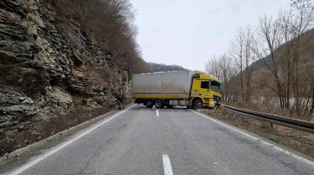 Troje povređeno u saobraćajnoj nesreći kod Prijepolja 1