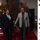 Vučić i Ivica Kojić uneli badnjak u Predsedništvo 6