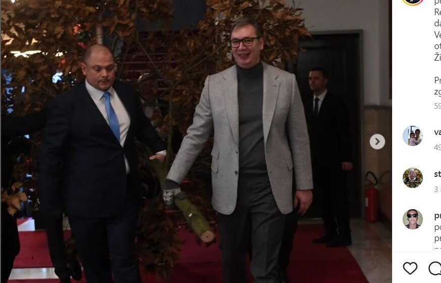 Vučić i Ivica Kojić uneli badnjak u Predsedništvo 1