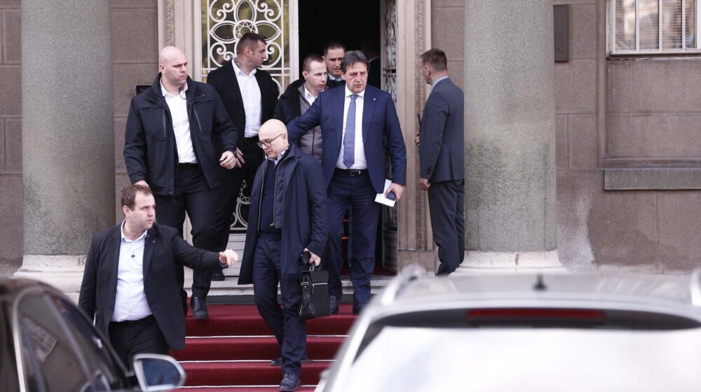 Predsednica Vlade Srbije i ministri iz Srpske napredne stranke (SNS) izlaze iz zgrade Predsedništva