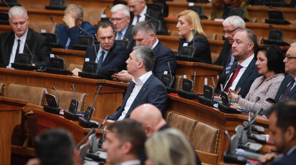 Da li je Gašić malerozan i treba li karma da bude razlog za smenu: Kako naprednjaci i opozicija debatuju u Skupštini o "odlasku" ministra policije? 1