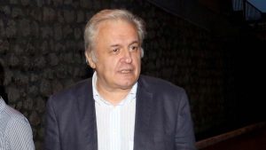 Dugogodišnja "vladavina" Dragana Bujoševića jepri kraju jer mu uskoro ističe mandat a pre četiri dana je raspisan konkurs za imenovanje novog generalnog direktora javnog servisa. Aktuelnom direktoru Draganu Bujoševiću drugi petogodišnji mandat ističe u februaru 2026. godine i on više nema prava da bude biran na tu funkciju.