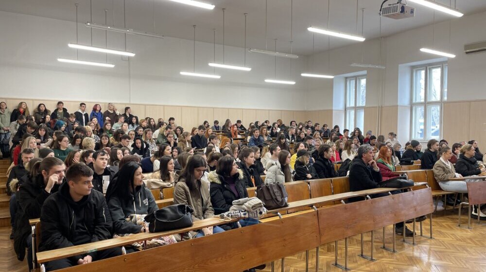 Da li je na pomolu rešenje za studente koji su dobili duple stipendije: Šta o tome kažu u Ministarstvu prosvete? 1