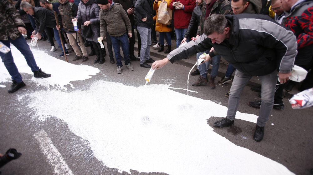 Proizvođači mleka blokirali most u Šapcu 1