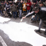 Proizvođači mleka blokirali most u Šapcu 13