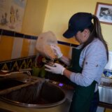 Upali u rezervoar sa čokoladom od koje se prave tviks i snikers 2