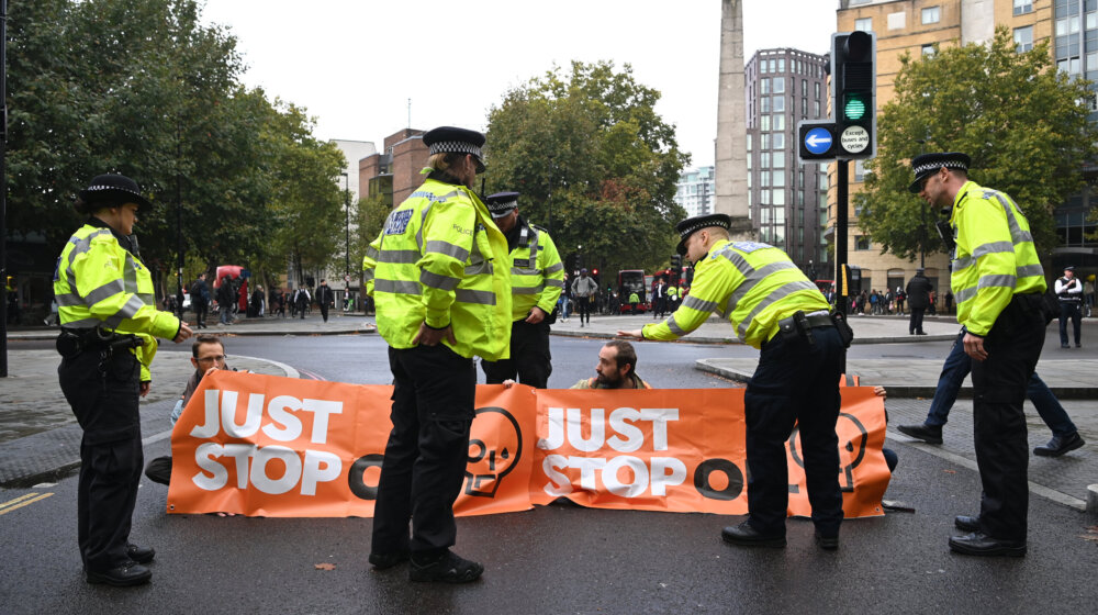 Klimatski aktivisti samo novčano kažnjeni što su zalepili šake za ram Da Vinčijeve slike u Londonu 14