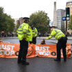 Klimatski aktivisti samo novčano kažnjeni što su zalepili šake za ram Da Vinčijeve slike u Londonu 10