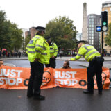 Klimatski aktivisti samo novčano kažnjeni što su zalepili šake za ram Da Vinčijeve slike u Londonu 6
