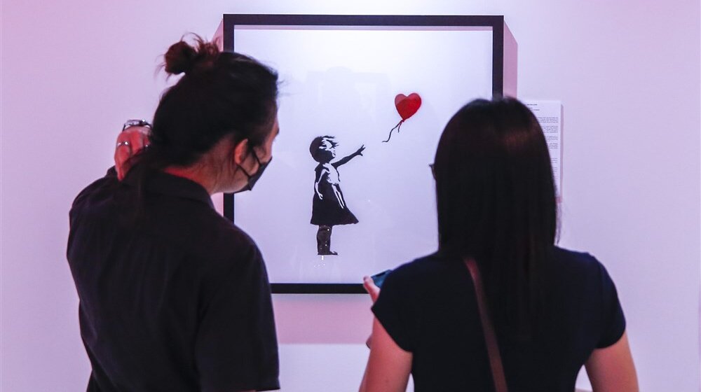 Benksijevo delo koji razotkriva nasilje u porodici ostao bez ključnog detalja: Uklonjen zamrzivač sa murala o nasilju nad ženama 1