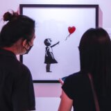 Benksijevo delo koji razotkriva nasilje u porodici ostao bez ključnog detalja: Uklonjen zamrzivač sa murala o nasilju nad ženama 1