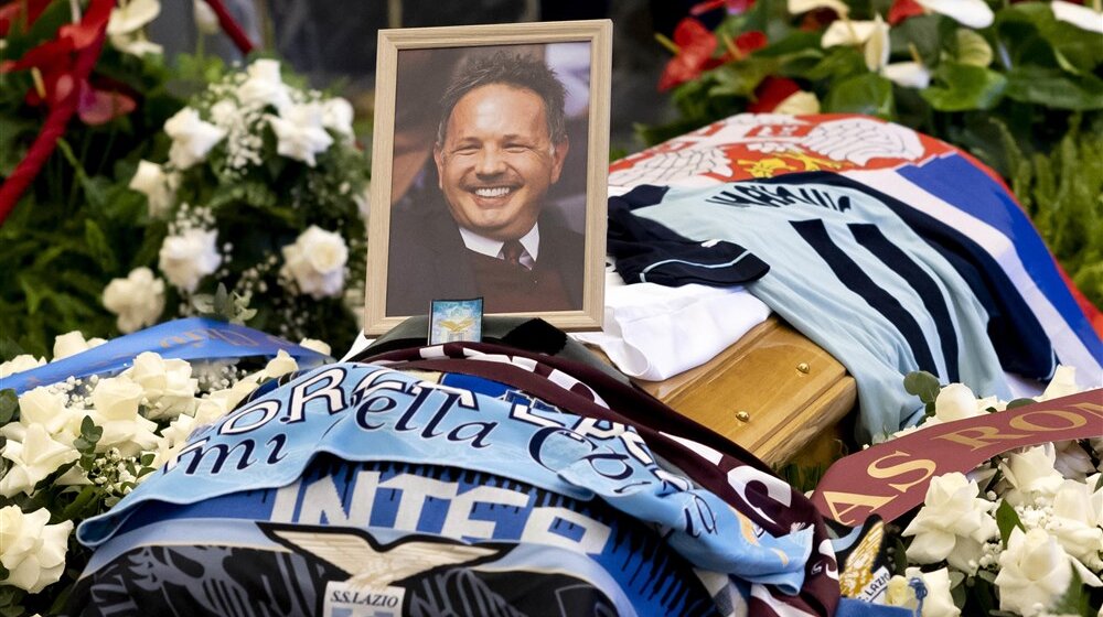 Dokumentarac, uramljeni dresovi, emotivne objave... : Italija obeležila dan rođenja Siniše Mihajlovića (VIDEO, FOTO) 1