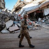 Najmanje 98 ljudi uhapšeno u Turskoj zbog pljačke ili prevare žrtava zemljotresa 7