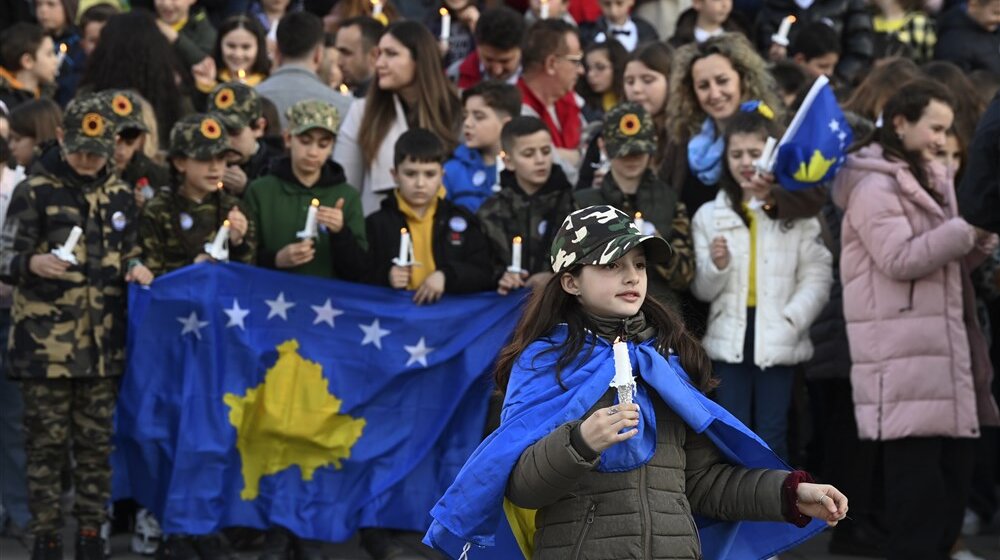 "Na to nismo obraćali pažnju": Zašto su 2003. srpski poslanici prisustvovali čitanju izjave o nezavisnosti u Skupštini Kosova? 1