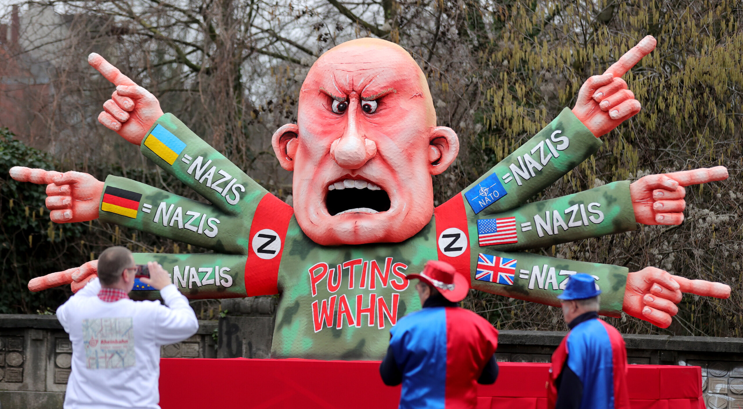 Putin se "kupa go u kadi punoj krvi", ruski predsednik zvezda karnevala u Nemačkoj 2