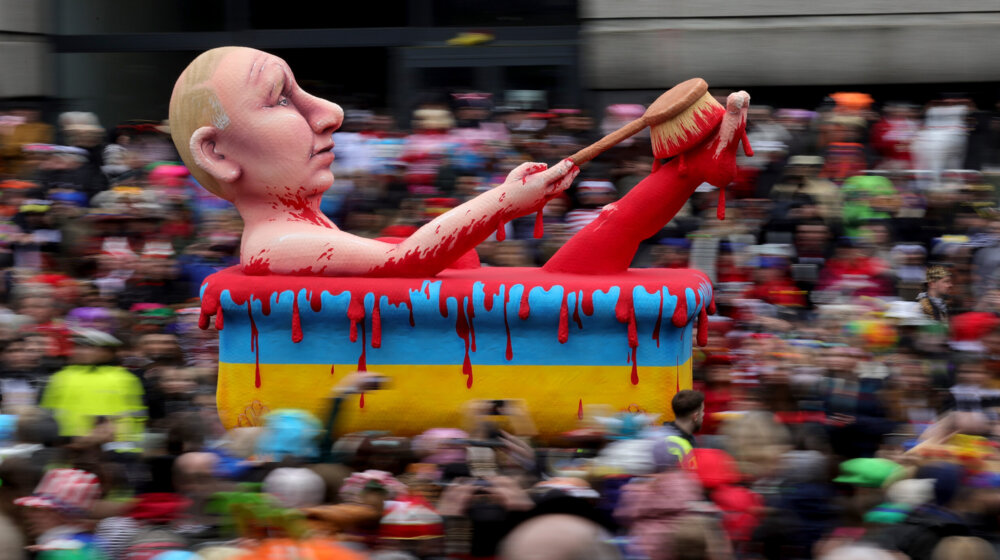 Putin se "kupa go u kadi punoj krvi", ruski predsednik zvezda karnevala u Nemačkoj 1